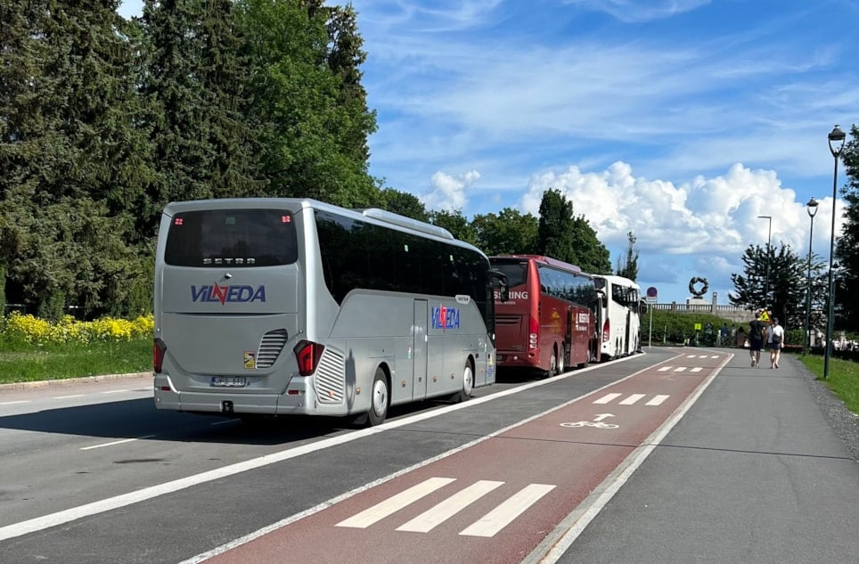 Bildet viser turbusser parkert utenfor Frognerparken