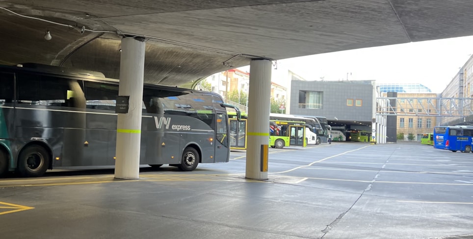Bildet viser flere busser på en terminal