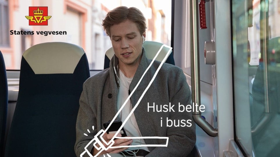 bildet viser en person i en buss med belte på