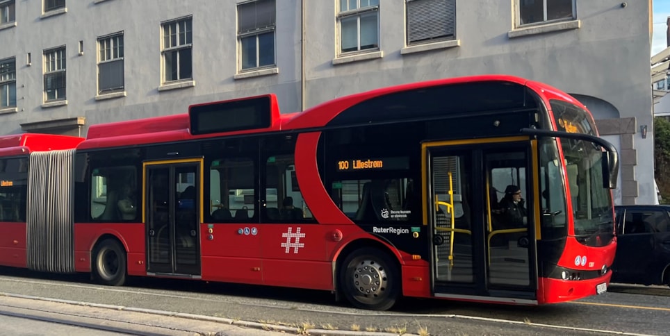 Bildet viser en rød buss